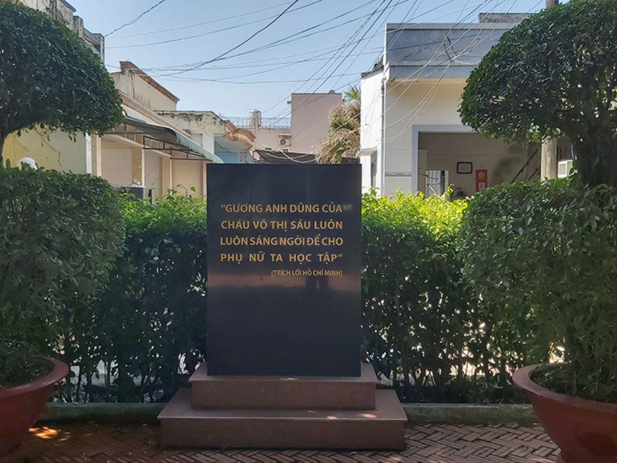 Tấm bia ghi lại lời của Chủ tịch Hồ Chí Minh biểu dương nữ anh hùng Võ Thị Sáu