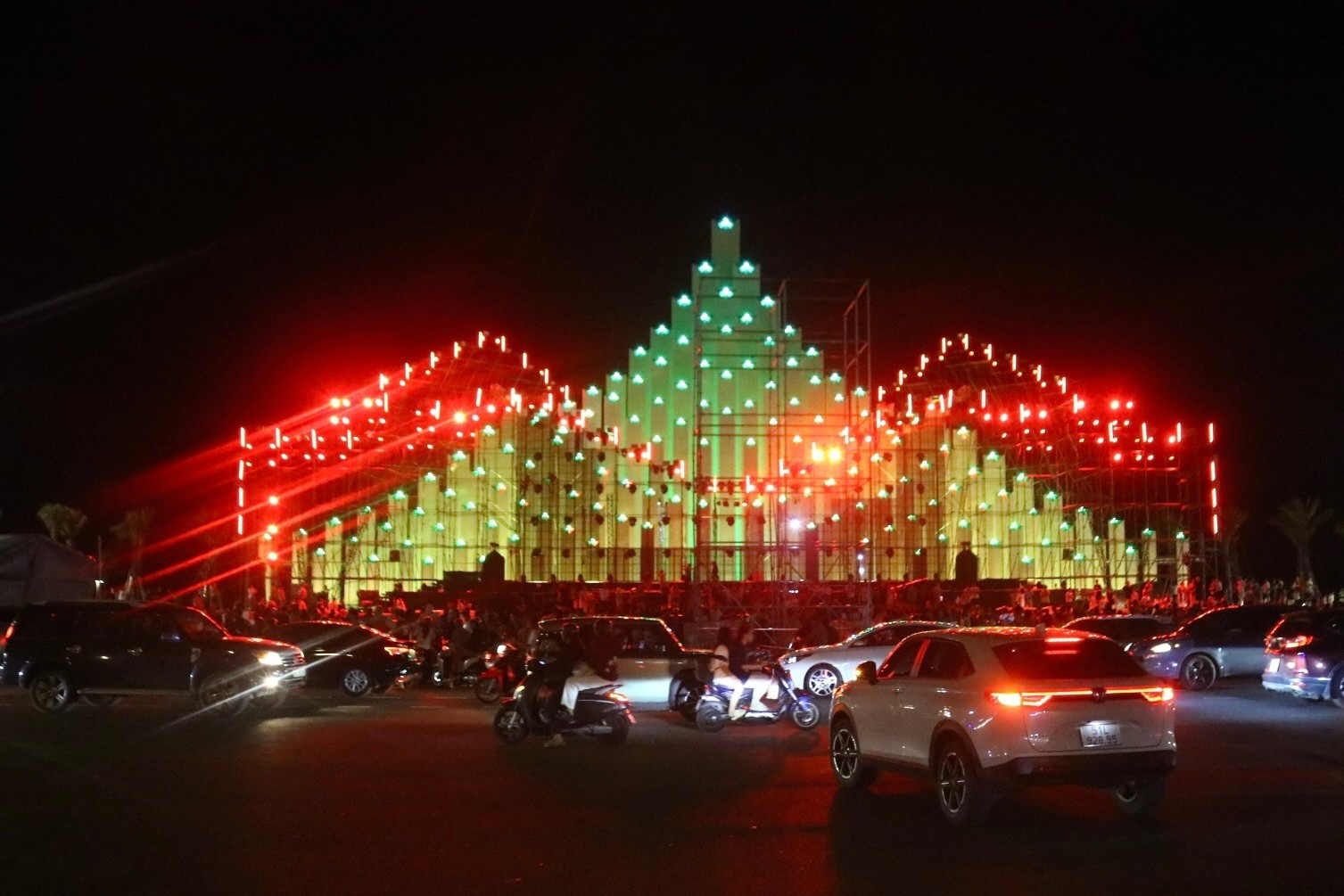 Quảng trường Tam Thắng rực sáng ánh đèn trong màn đêm