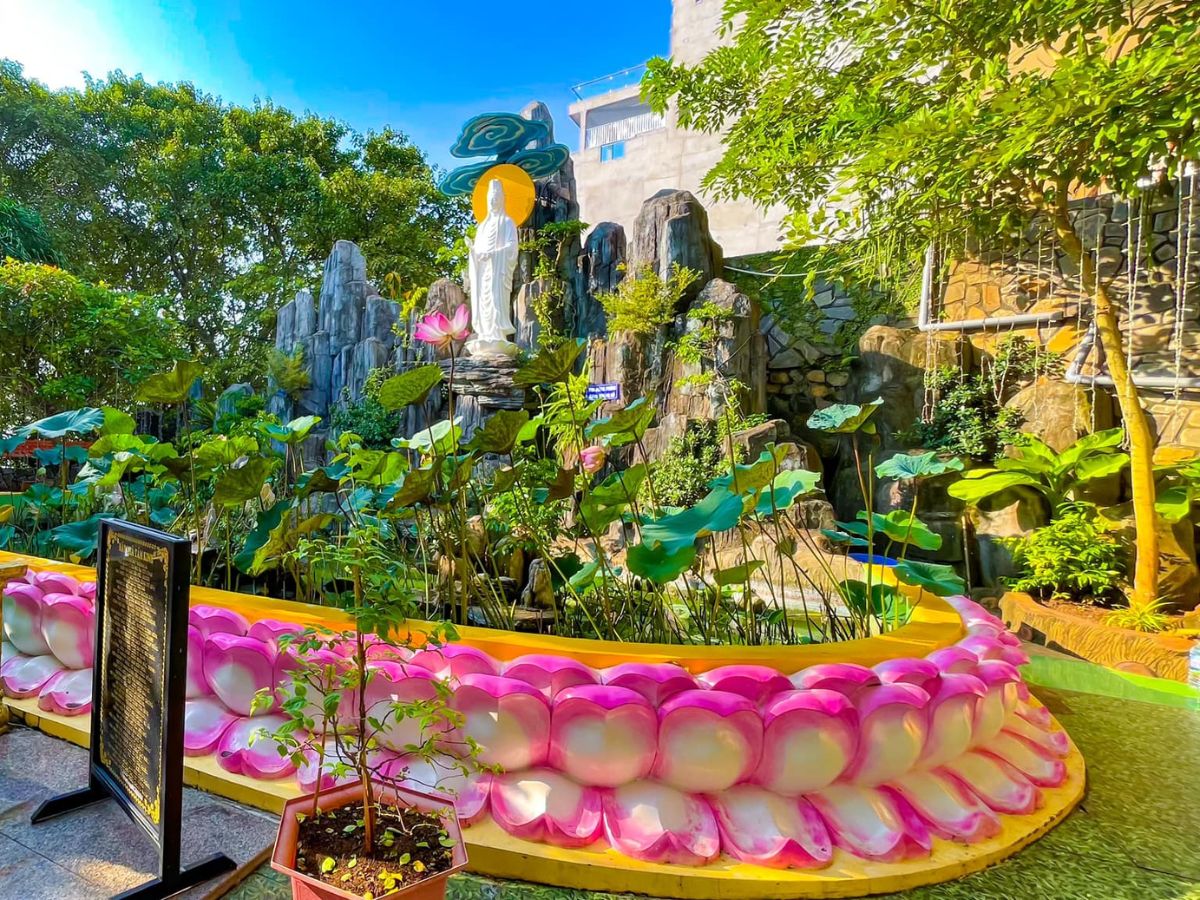 Khuôn viên tại Tịnh xá Ngọc Bích Vũng Tàu được chăm chút và trang hoàng một cách sạch đẹp