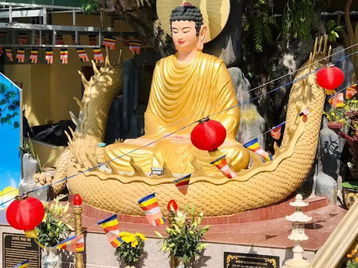 Không gian tại Tịnh xá Ngọc Bích Vũng Tàu được trang hoàng rực rỡ trong ngày Đại lễ Phật Đản