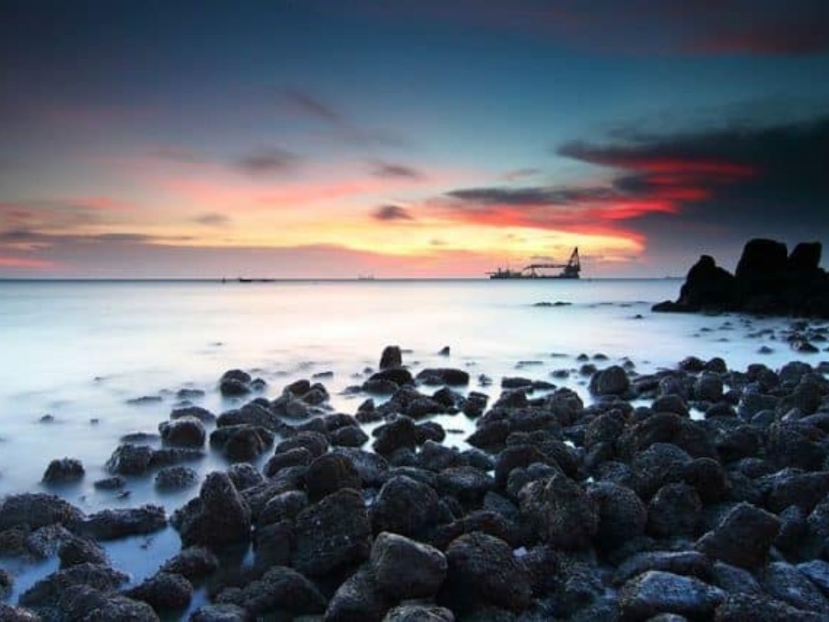 Du khách đến bãi Dứa cần di chuyển cẩn thận trên các bãi đá nhiều rêu và trơn