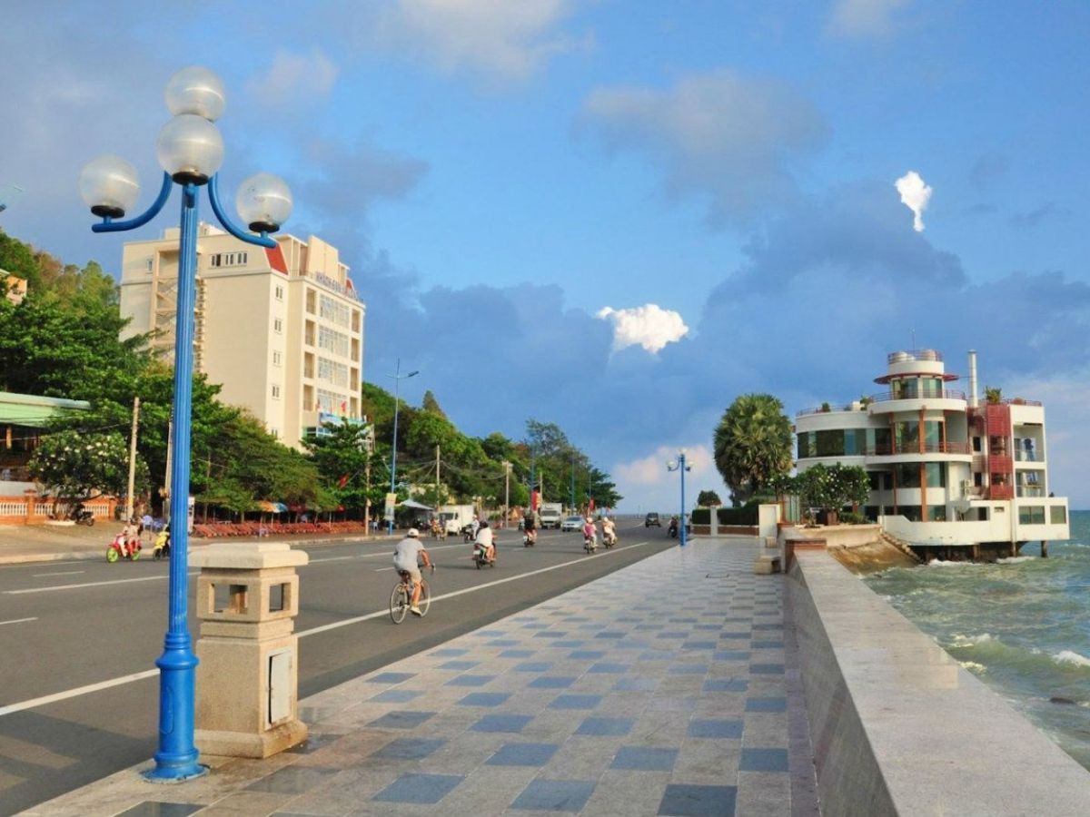Du khách di chuyển đến Bãi Dứa ngay khu vực trung tâm theo con đường ven biển