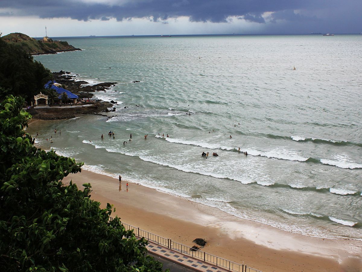 Bãi Dứa đẹp nhất vào khoảng tháng 12 đến tháng 4 hằng năm, khi thời tiết khô ráo