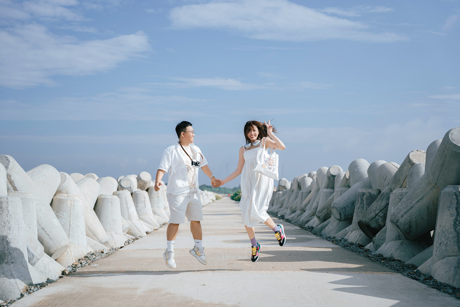 Kè đá Lộc An là điểm check in “hot trend” của du khách khi tới làng chài