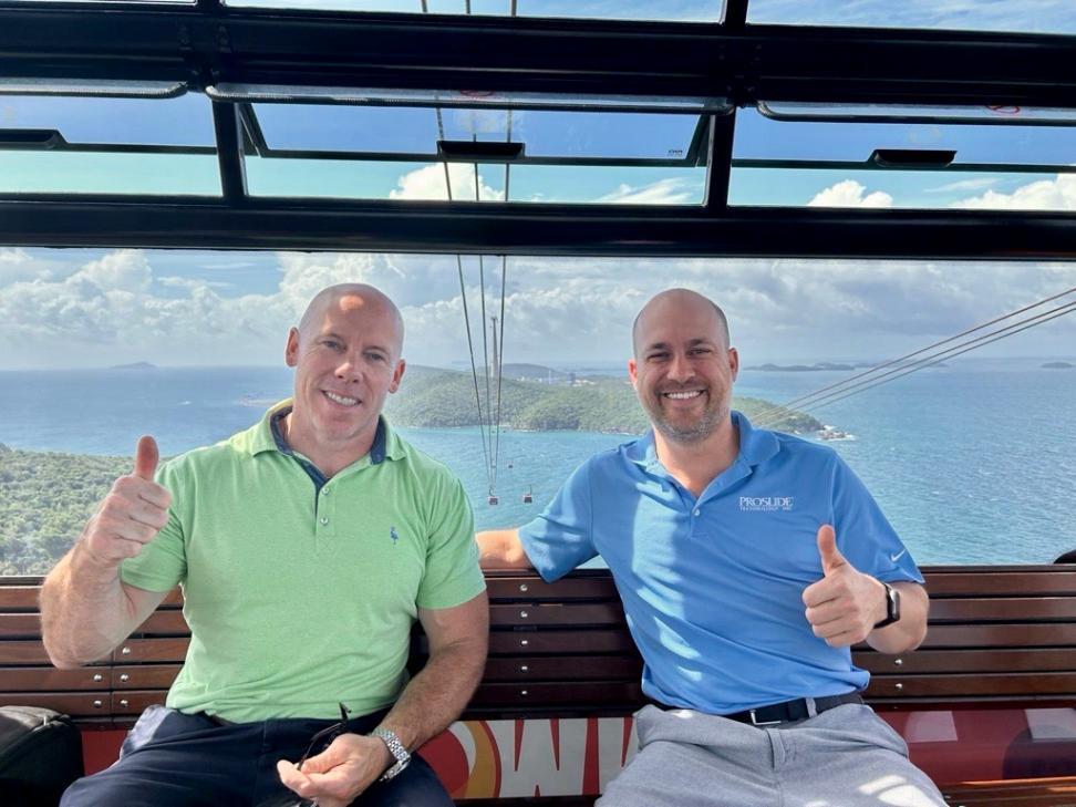 Ông Steve Avery và đồng nghiệp trên cáp treo vượt biển lớn nhất trong một lần sang Sun World Hòn Thơm.