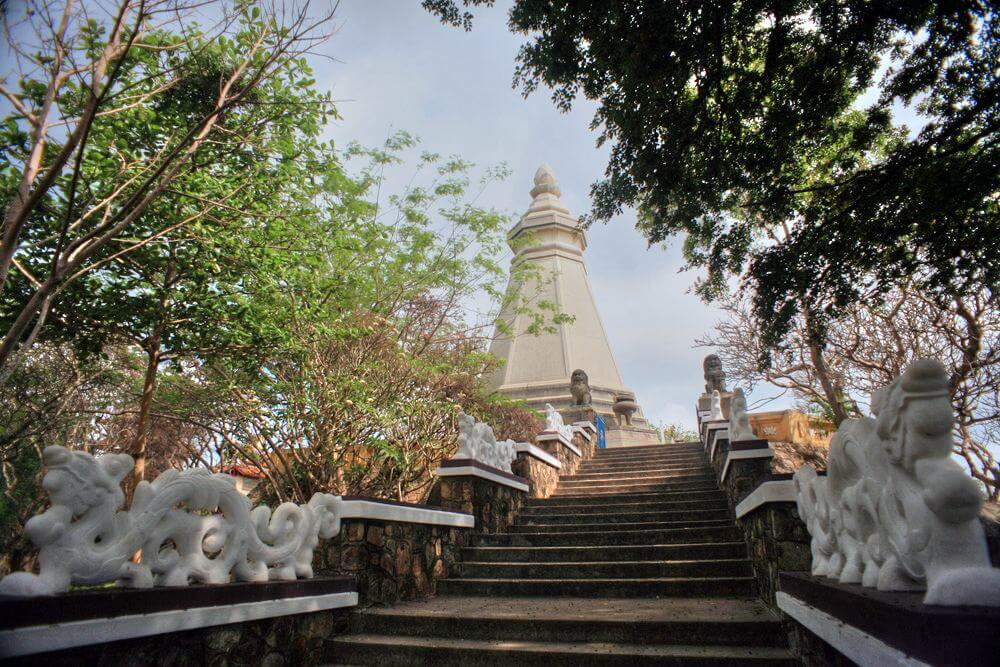 Chùa Thích Ca Phật Đài cách Sun World Vung Tau khoảng 15 phút di chuyển 