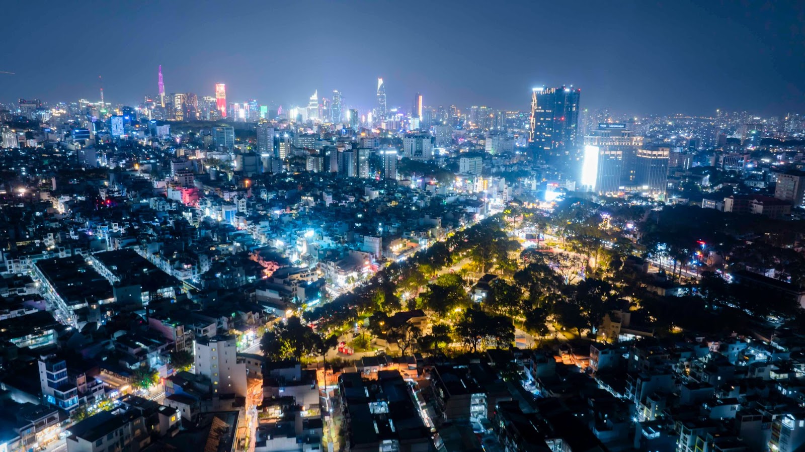 Công viên số 1 Lý Thái Tổ tạo ra một “khoảng lặng xanh” giữa trung tâm siêu đô thị TP HCM