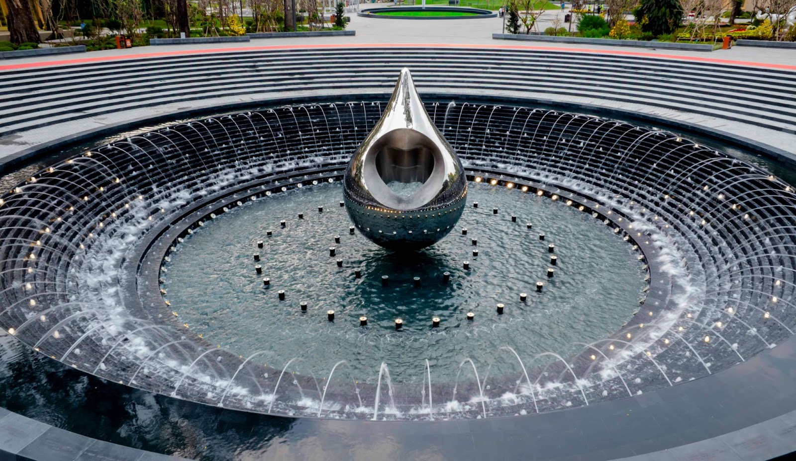Tâm điểm của công viên là quảng trường đặt Tượng đài Giọt nước làm bằng inox gương