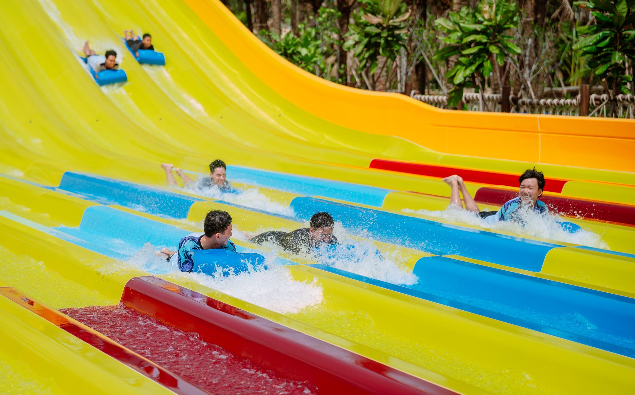 Du khách thích thú trải nghiệm những đường trượt kỷ lục tại Sun World Vung Tau