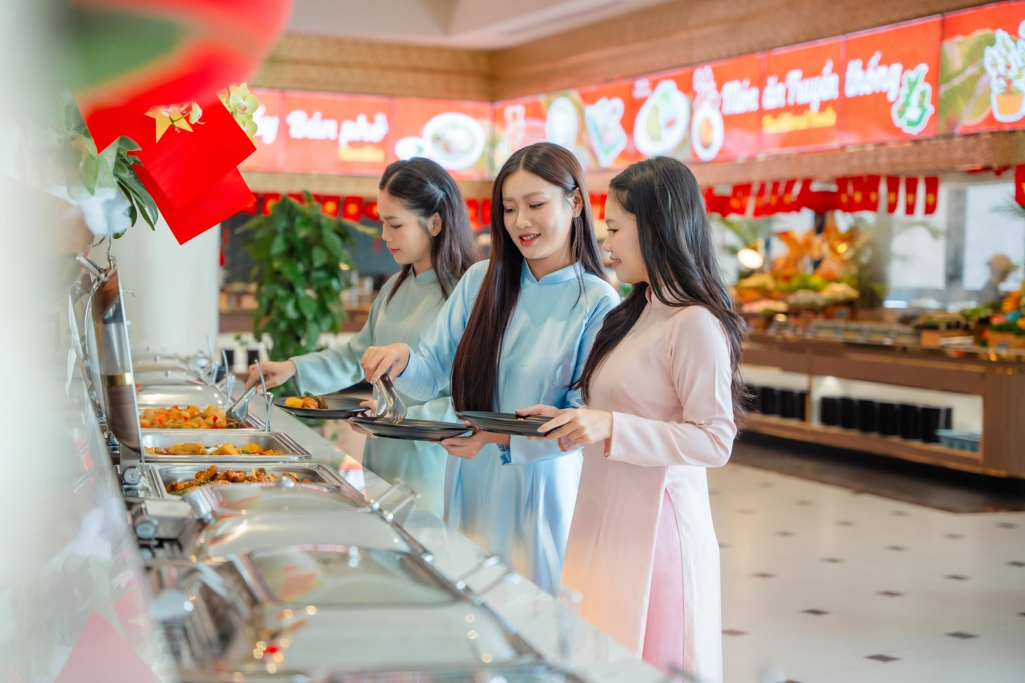 Buffet Vân Sơn phục vụ thực đơn đa dạng, mang đến không gian ăn uống và nghỉ ngơi thuận tiện cho các nhóm sinh viên.