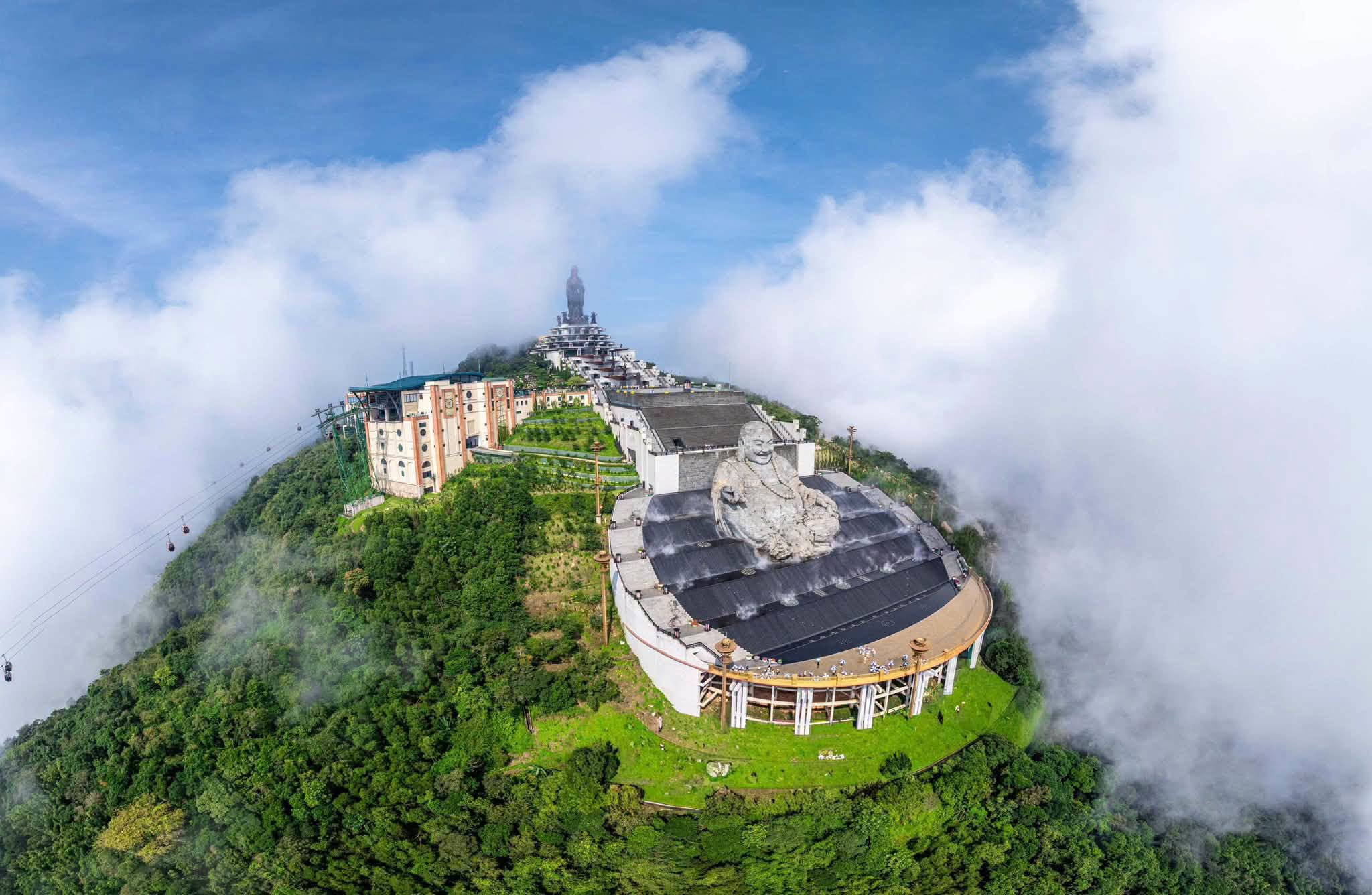 Đỉnh Núi Bà Đen với cảnh quan thiên nhiên khoáng đạt là điểm check-in hấp dẫn dành cho các nhóm bạn trẻ