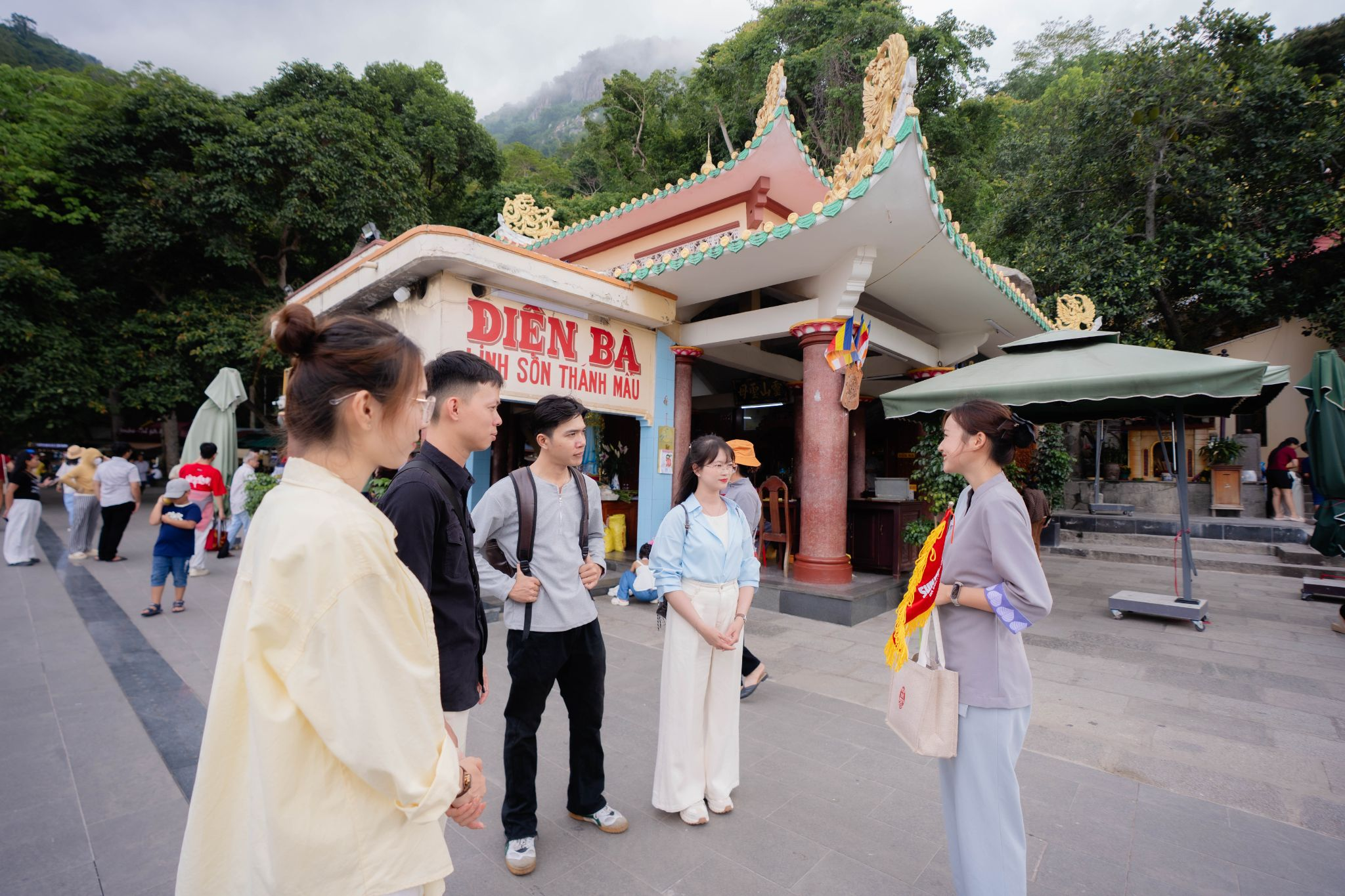 Quần thể chùa Bà là điểm dừng chân để sinh viên vãn cảnh, chiêm bái và tìm hiểu những giá trị văn hóa, tín ngưỡng lâu đời