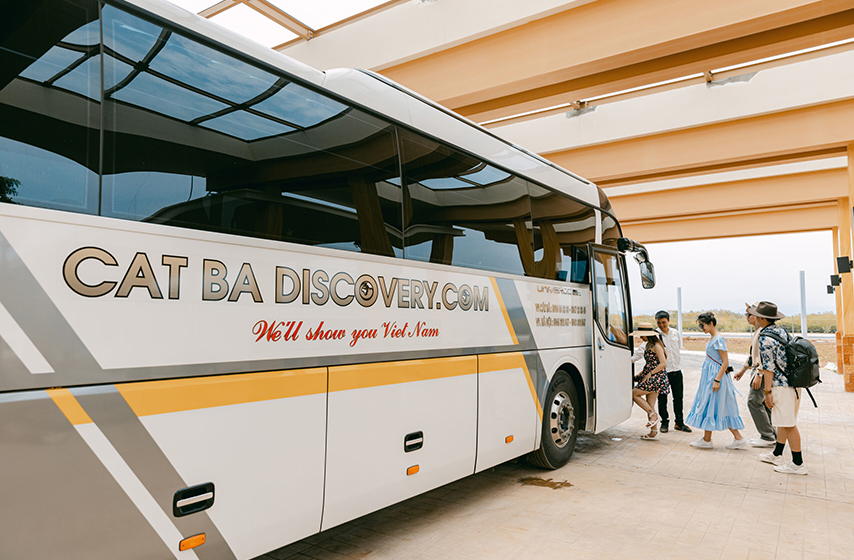 Bạn có thể lựa chọn dịch vụ xe khách của hãng Cát Bà Discovery để tới nhà chờ tại Quảng trong trung tâm Cát Bà với giá vé khoảng 30.000 VNĐ/lượt