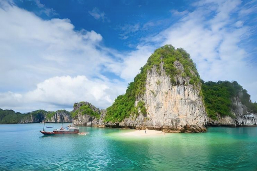 Khung cảnh thiên nhiên tuyệt đẹp trên đảo Cát Bà vào mùa hè