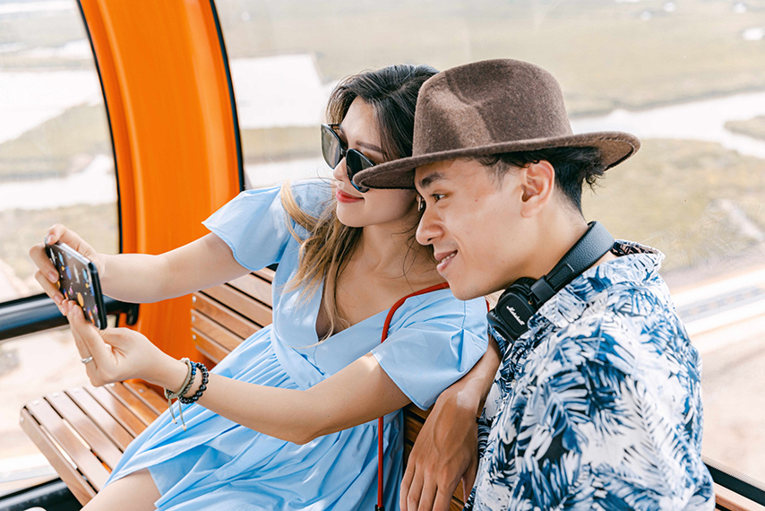 Tuyến cáp treo Cát Bà rút ngắn thời gian di chuyển từ đất liền đến đảo Cát Bà xuống còn 15 phút/lượt, du khách thỏa sức ngắm cảnh và chụp những tấm ảnh lung linh trên cabin