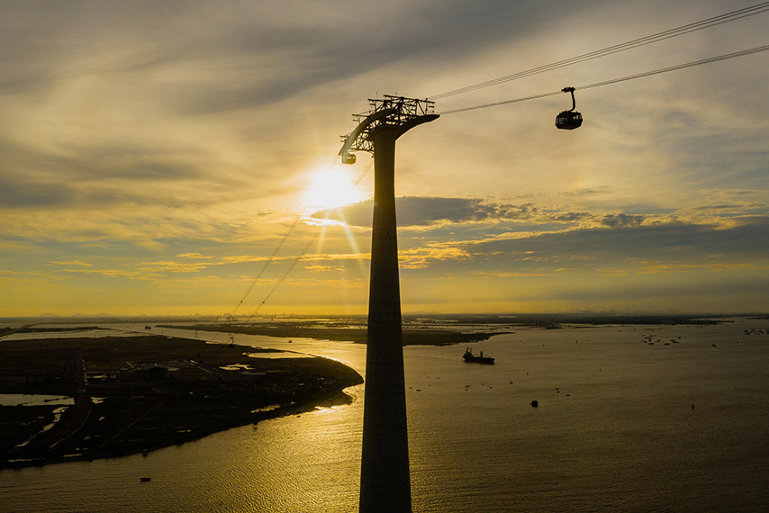 Bằng sự nỗ lực và vượt lên khó khăn, từng cáp trụ của tuyến cáp treo Cát Bà dần được hoàn thiện và thành công ra mắt đúng kế hoạch