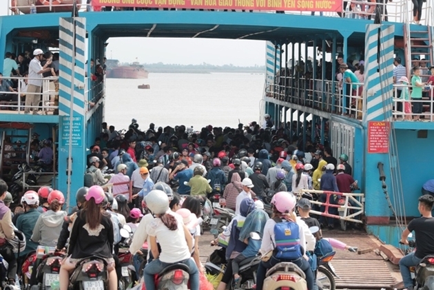 Tình trạng chen chúc, tắc nghẽn tại bến phà Gót mùa du lịch cao điểm – Nguồn: VNExpress