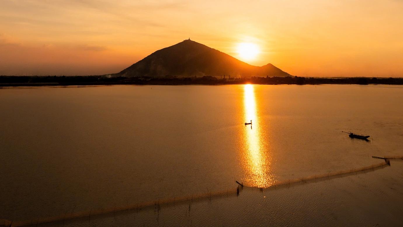 Ánh hoàng hôn nhìn từ Hồ Dầu Tiếng. 