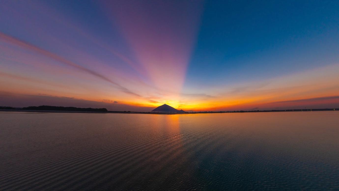 Ánh hoàng hôn nhìn từ Hồ Dầu Tiếng. 