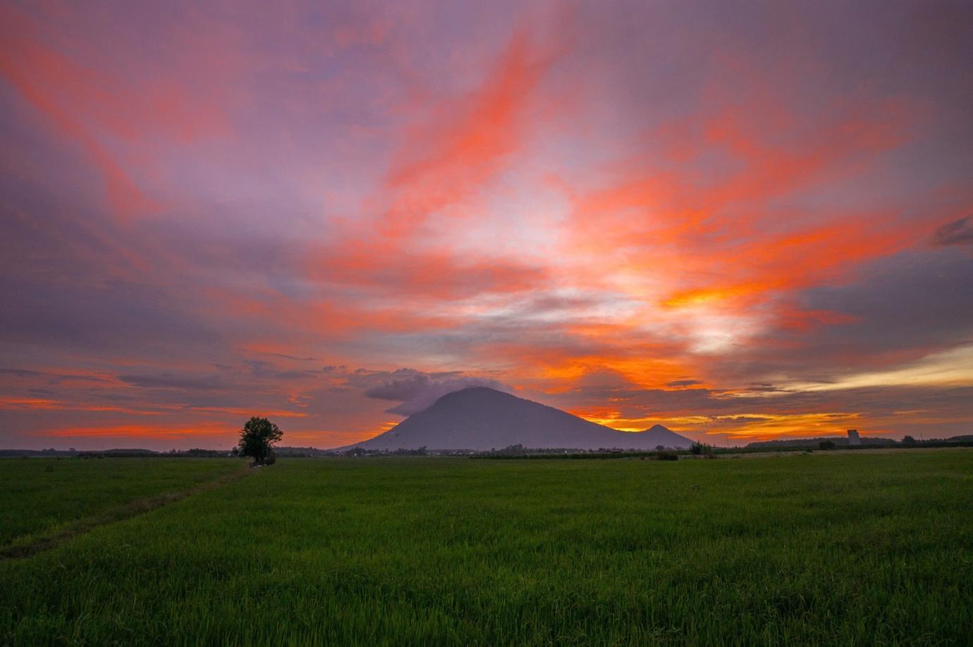 Mây biến hoá trong ánh hoàng hôn trên núi Bà Đen.