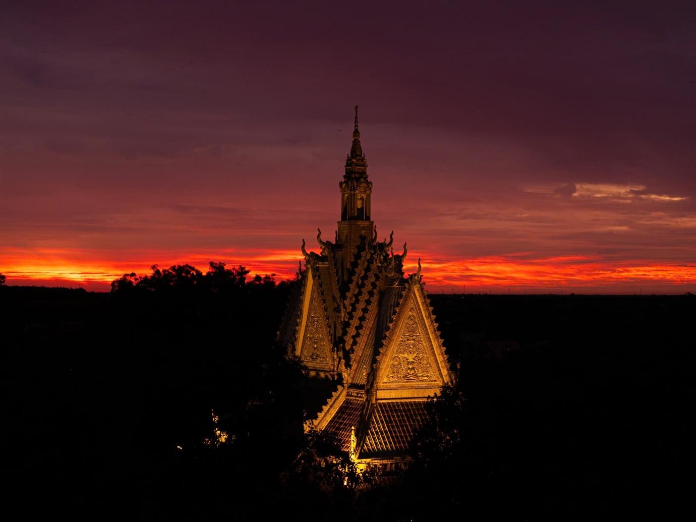 Chùa Khedol trong ánh hoàng hôn đỏ rực. 