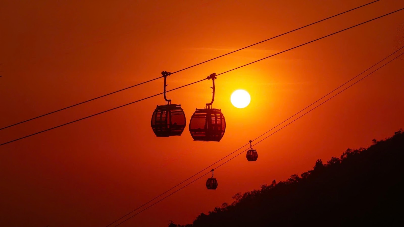 Ánh hoàng hôn nhìn từ cáp treo núi Bà Đen. 