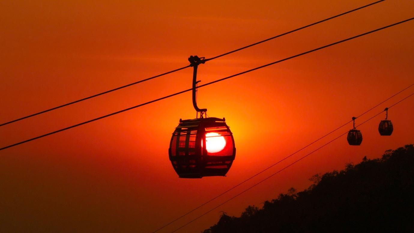 Cáp treo núi Bà Đen như đang chở theo ánh hoàng .