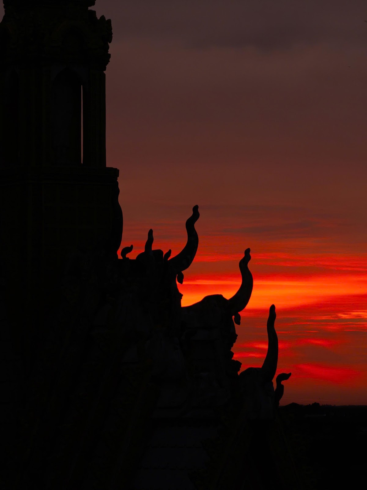 Chùa Khedol trong ánh hoàng hôn đỏ rực. 