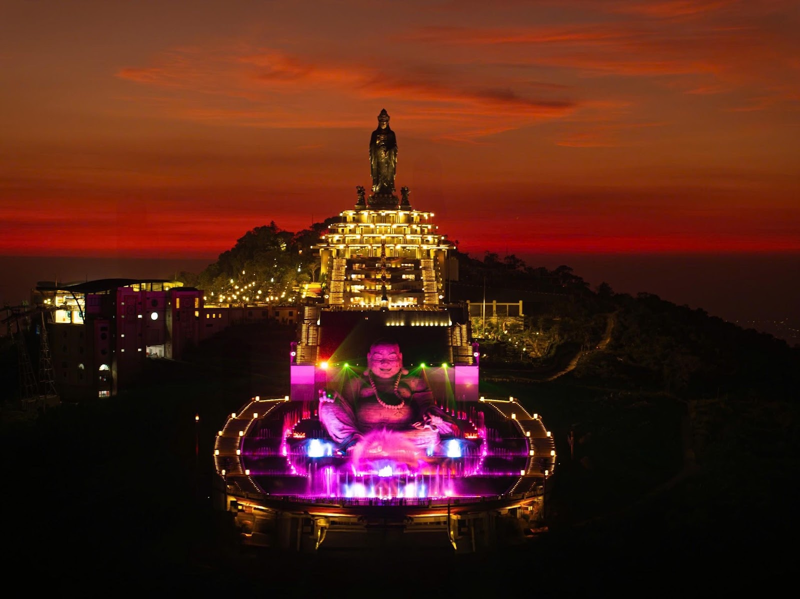 Toàn cảnh sắc độ hoàng hôn siêu thực bao trùm đỉnh núi Bà Đen sau hoàng hôn. 