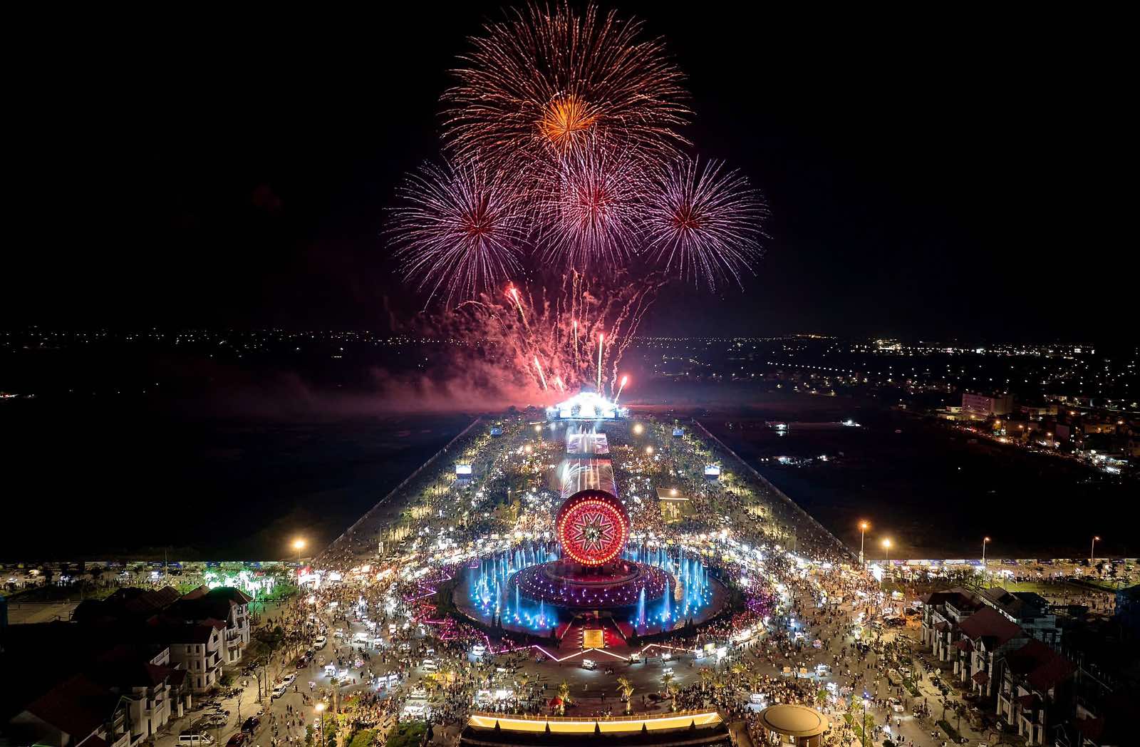 Màn pháo hoa tầm cao rực rỡ chào năm mới tại Quảng trường Sun Urban City.