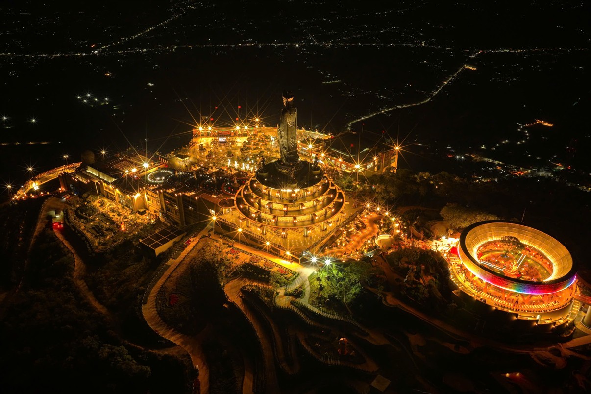 Quần thể tâm linh trong không khí chiêm bái trang nghiêm trên đỉnh Bà Đen