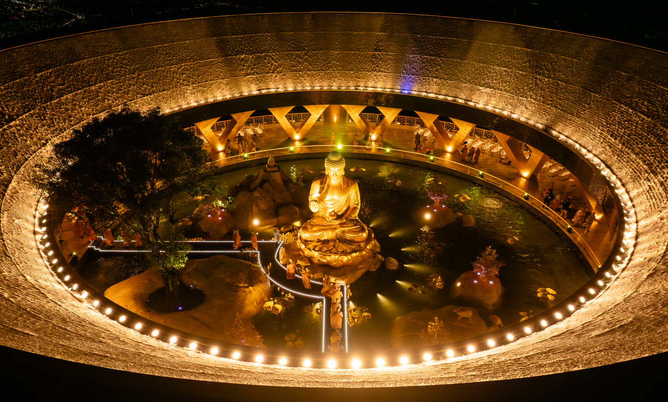 Tôn tượng Đức Phật Câu Na Hàm Mâu Ni.