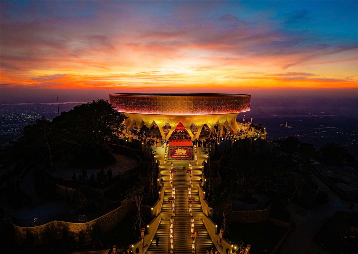 Núi Bà Đen là nơi hiếm hoi an vị kim thân Đức Phật Câu Na Hàm Mâu Ni tại Việt Nam