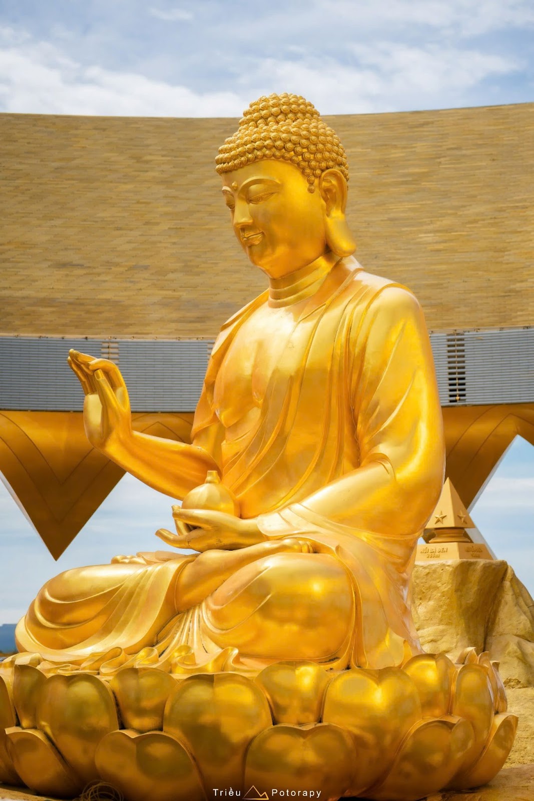 Tôn tượng Đức Phật Câu Na Hàm Mâu Ni.