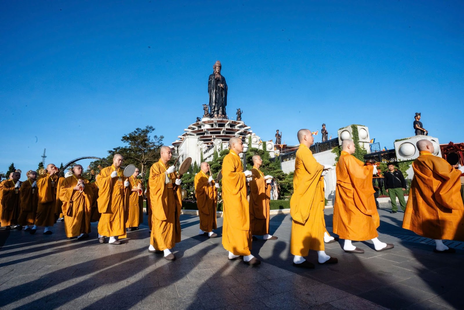 Hơn 500 chư tôn đức tăng ni tham dự cùng dâng lên lời nguyện cầu thành kính.