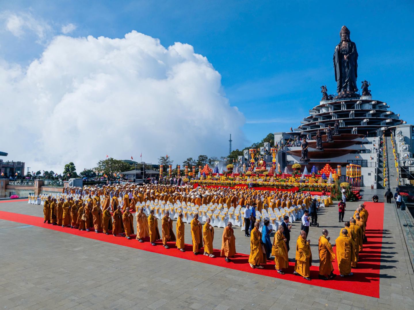 Đỉnh núi thiêng hội tụ dòng chảy Quá khứ - Hiện tại - Tương lai, hoàn thiện hành trình chiêm bái viên mãn cho du khách.