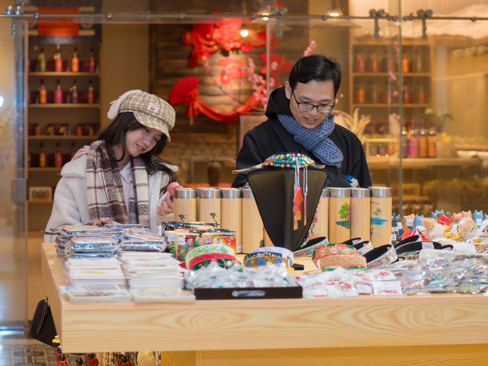 Du khách thích thú chọn quà tại không gian lưu niệm Art Souvenir vừa ra mắt ở Sun Plaza.