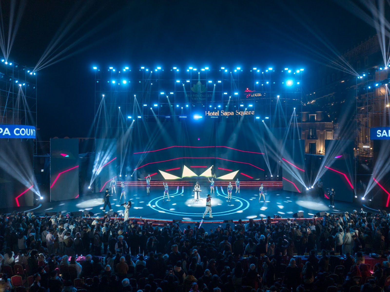 Đông đảo du khách hòa mình vào đêm Countdown sôi động tại Sân Quần, Sa Pa.