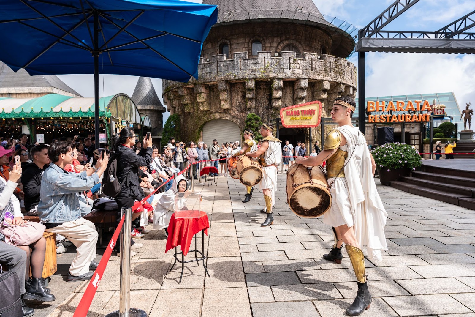 Các nghệ sĩ mang đến sắc màu và năng lượng sôi động cho Sun World Ba Na Hills.