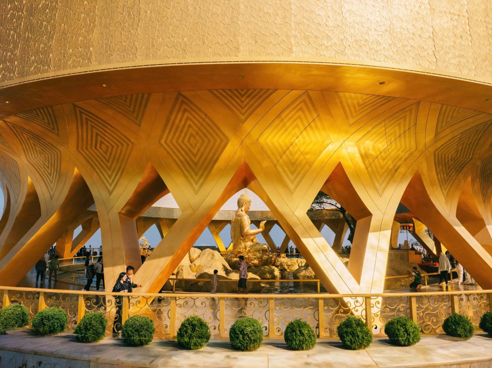 Vườn Ưu đàm và tượng Phật Câu Na Hàm Mâu Ni trong sắc vàng hoàng kim. 