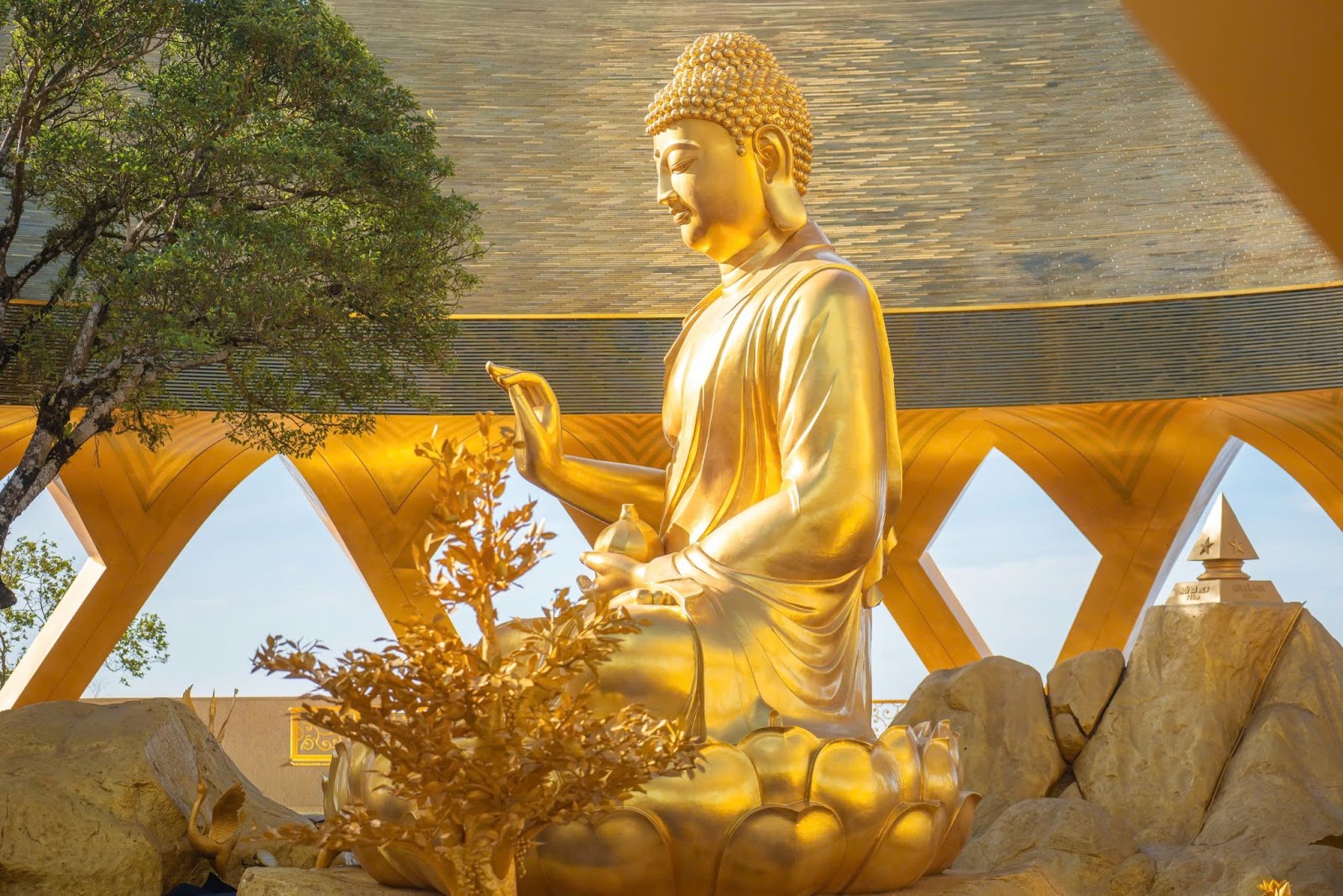 Tôn tượng Đức Phật Câu Na Hàm Mâu Ni trên đỉnh núi Bà Đen. 