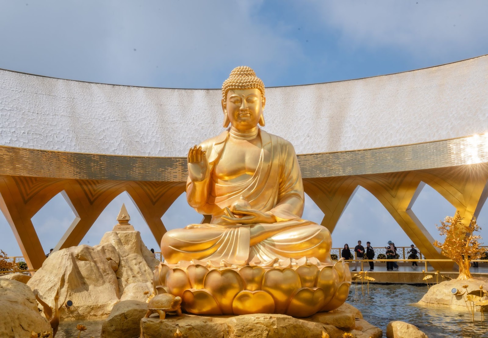 Ngự trên đài sen giữa hồ Ưu đàm, Tôn thượng Đức Câu Na Hàm mang vẻ đẹp từ bi và sự tĩnh lặng.