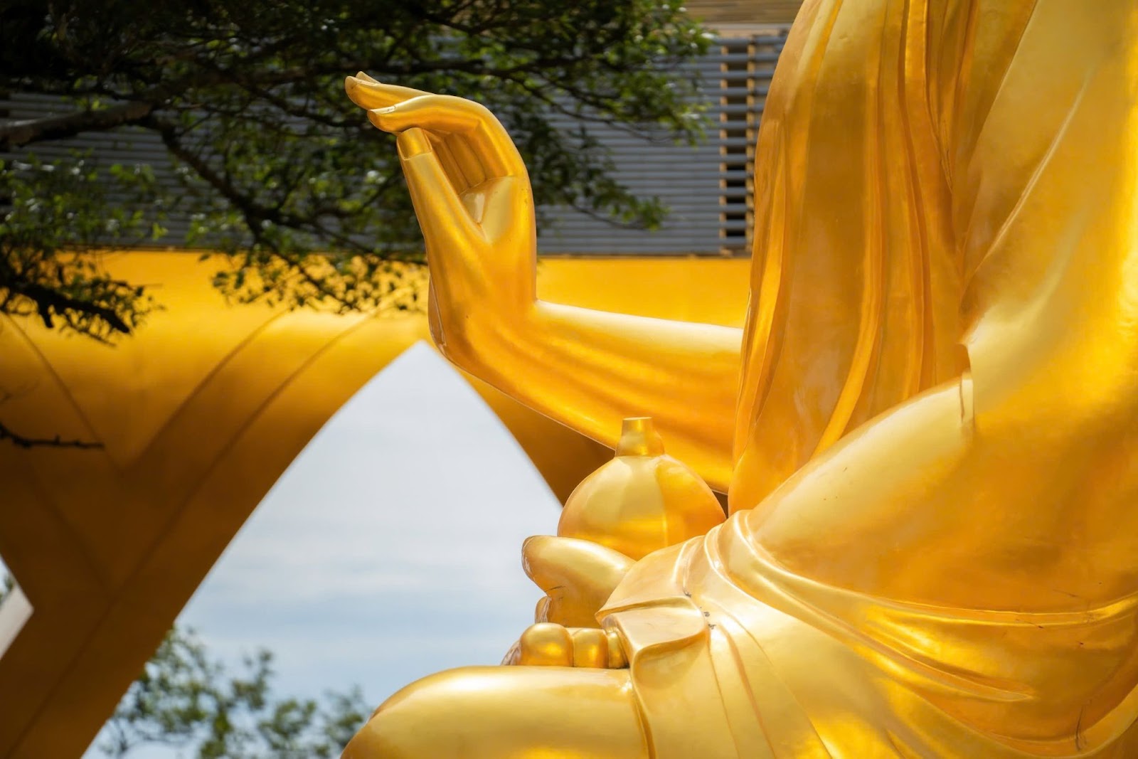 Hình ảnh quả sung trên tay Đức Phật gửi gắm ước nguyện về cuộc sống viên mãn và đủ đầy của chúng sinh.