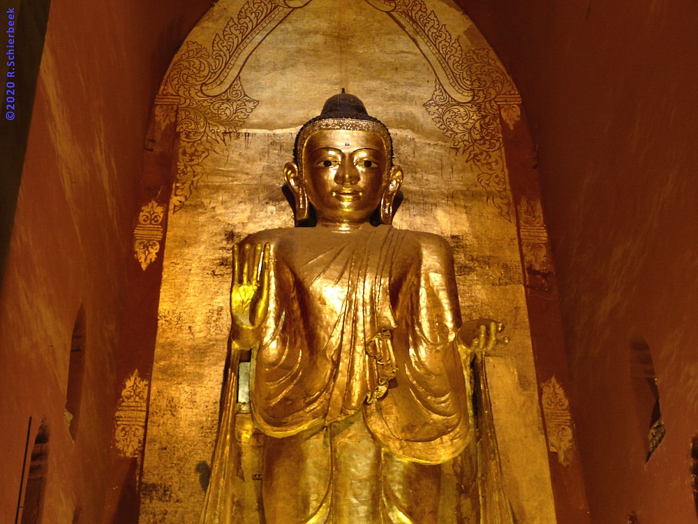 Tượng Phật Câu Na Hàm bằng vàng ròng – một trong những biểu tượng tôn kính tại tại chùa Ananda, Myanmar. 