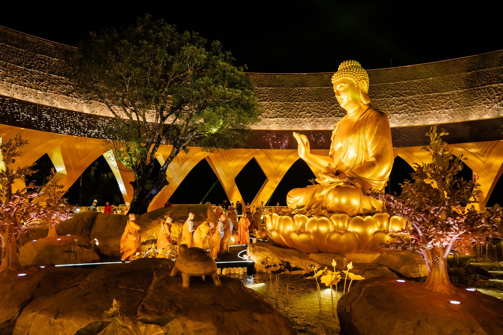 Ngự trên đài sen giữa hồ Ưu đàm, Tôn tượng Đức Phật Câu Na Hàm Mâu Ni được nhiều Phật tử tôn kính xem là phước lành linh thiêng. 