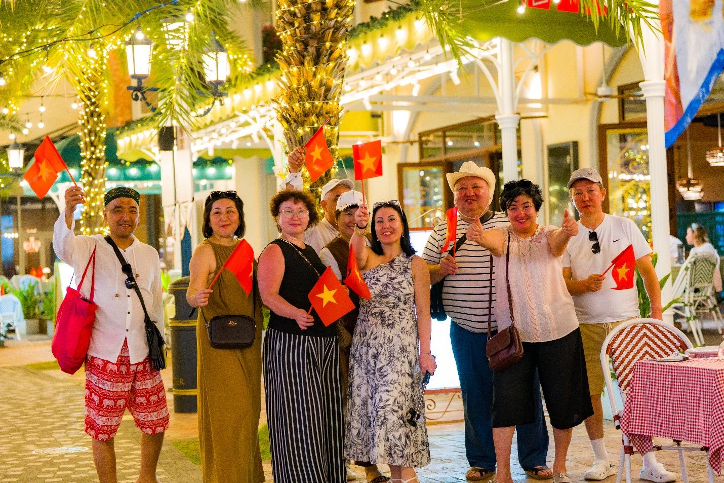 Sun World ba miền tưng bừng cờ hoa mừng Đại hội Đảng lần thứ XIV