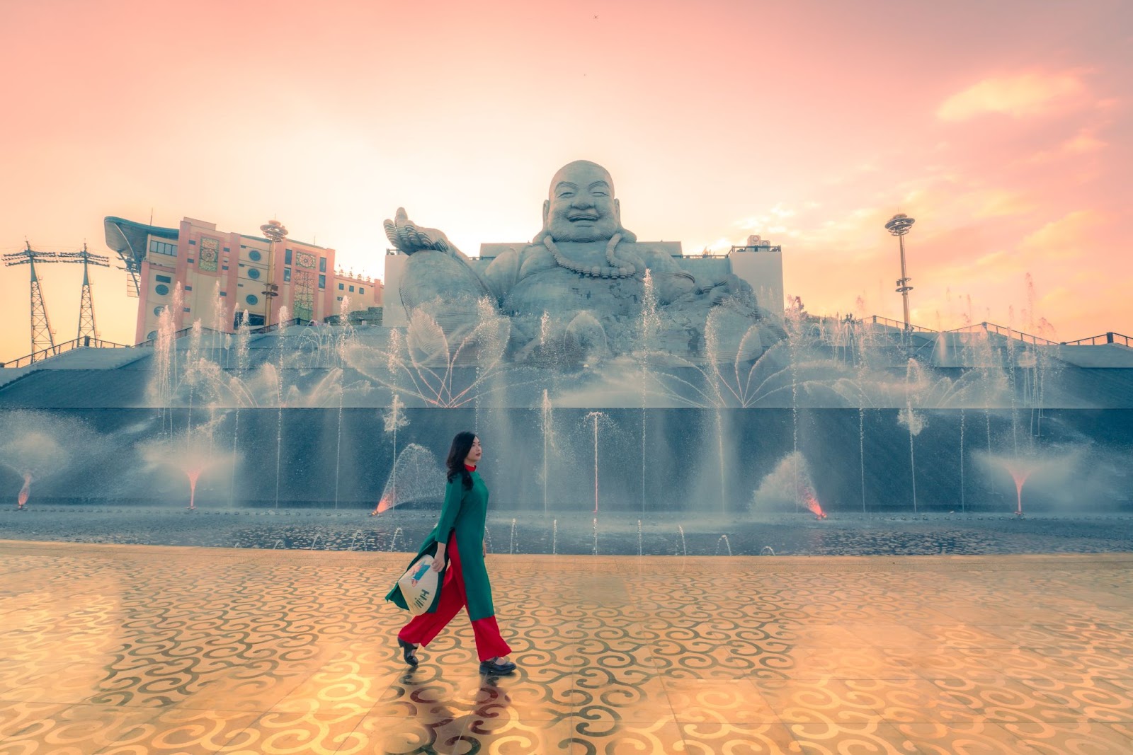 Đại tượng đá sa thạch Bồ Tát Di Lặc nở nụ cười hoan hỉ hướng về phía Đông, tượng trưng cho niềm hạnh phúc vĩnh cửu.