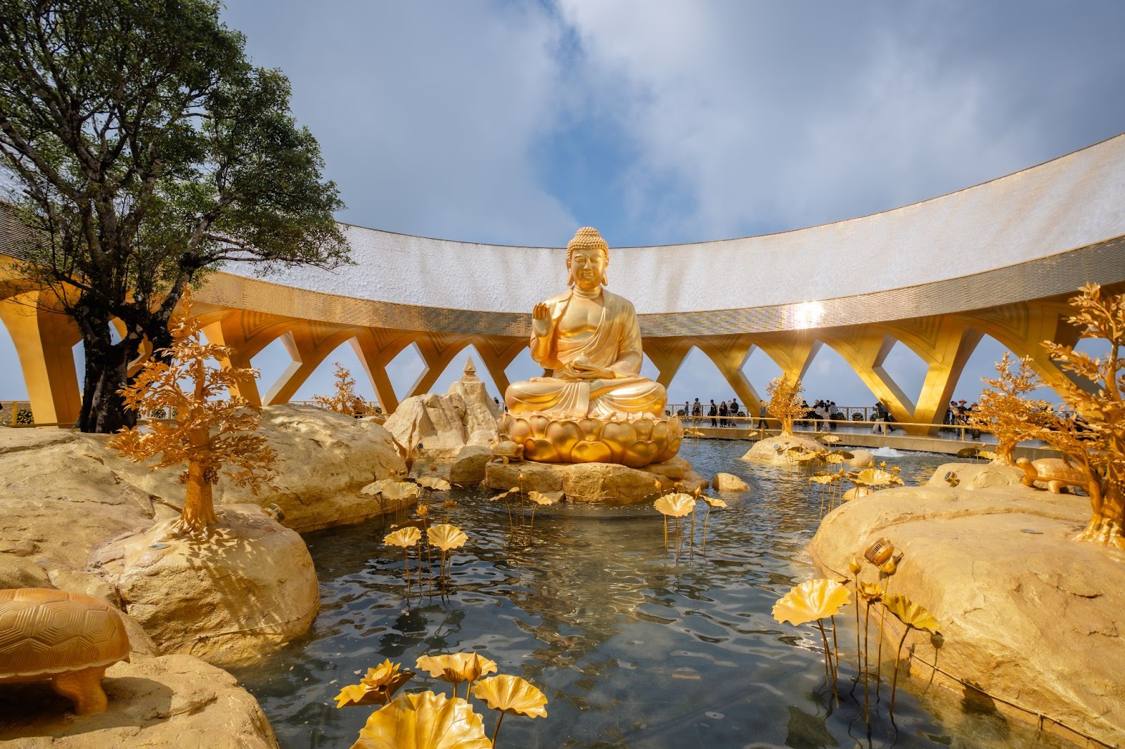 Đức Phật Câu Na Hàm tỏa sáng với sắc vàng hoàng kim trên đỉnh núi Bà Đen.