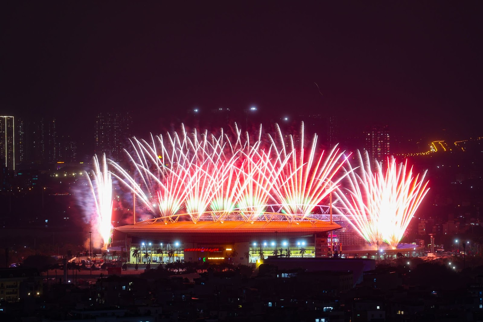  Những chủng loại pháo lần đầu tiên xuất hiện tại Việt Nam cùng hiệu ứng nghệ thuật lập trình riêng cho đại nhạc hội. Ảnh: Sun Group