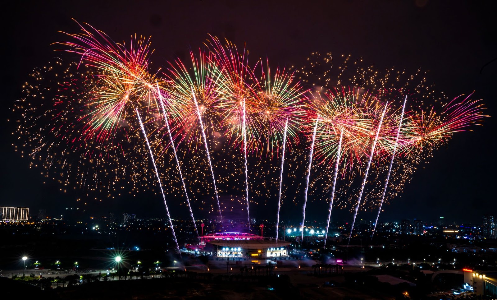 Chương trình chính thức dự kiến sẽ có 6 đợt bắn xuyên suốt, khép lại là màn trình diễn tầm cao 15 phút.